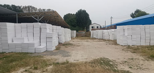  如何對擠塑板進行現場的施工操作呢？