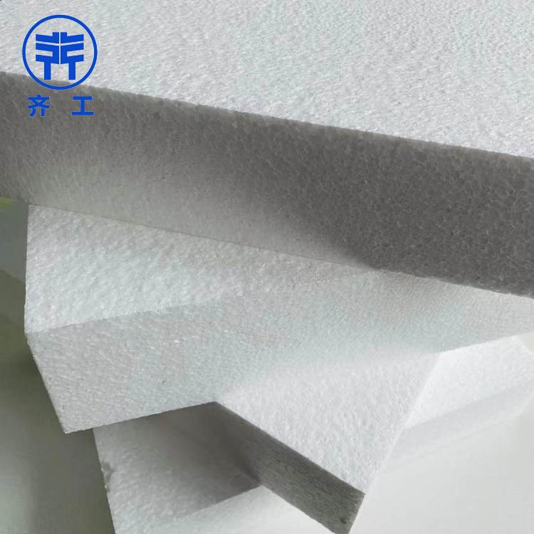   　　xps擠塑板在建筑領域的應用比較廣泛。下面給大家分享一些相關知識。  　　xps擠塑板優點是什么：  　　XPS擠塑板采用聚苯乙烯擠出工藝生產，生產的板材為蜂窩狀閉孔結構，不透氣，不滲漏，因此其保溫隔熱，防水防潮效果非常好，除了材質輕、強度高外，按體積每立方米僅重30公斤，但其強度至少可以達到250kpa，更多的可以達到550kpa。這是普通板材無法達到的指標值。  　　因為XPS擠塑板具有隔熱、防水、防潮、輕便、抗壓等特點，被廣泛應用于各個行業。如建筑設施的外墻保溫，特別是外墻和平屋面的保溫處理，都是xps擠塑板的適用范圍。外墻掛板應重量輕，阻燃性能好，B1、B2級外墻掛板在火災事故發生時預防變為可燃物質，引發安全事故，在當前追求低碳、生態、環保的自然環境下，外墻掛板既可以回收利用廢塑料，也可以為建筑增加一層保溫層，節約能源。  　　xps擠塑板主要用途和應用領域。  　　xps擠塑板可用作地面鋪裝、機場道路和高速公路的地基等。擠壓板防水防潮，不易變質或滲水，合理有效減緩道路滲漏造成的路基塌陷。  　　擠塑板是冷庫建設中不可缺少的材料。它不僅起到保溫隔熱的作用，而且由于擠塑板表面的微孔結構，可以吸收和緩沖少量水蒸氣凝結，減少水滴的形成。冷庫專用冷庫保溫板需要非常高的厚度，10cm以上。因此，在冷庫建設中，通常采用兩層冷庫保溫板。一是增加厚度，二是將兩層塑料擠塑板交錯排列，以增加保溫性能，避免溫度損失。  　　地板外墻也可以用阻燃板保溫。  　　xps擠塑板現在更多地用于家居裝飾。首先，擠塑板不是很硬，在室內，踩人的腳會有一定的緩沖。腳感特別舒服，沒有那么硬，我們稱之為地墊寶。地墊寶就是這么一個目的，它是一種比外墻擠塑板更強、更大、更薄、不含阻燃劑的擠塑板。  　　以室內放置家具為主，還需要做好經年累月的活動踩踏，需要相應的強度;擠塑板采用蜂窩閉孔框架，確保只能使用薄層。自帶更好的保溫、防水、防潮效果，室內地板有限。與家裝相比，地基越薄，空間環境越大，活動越舒適。擠塑板在室內一般來說是2公分厚，厚度就夠用。